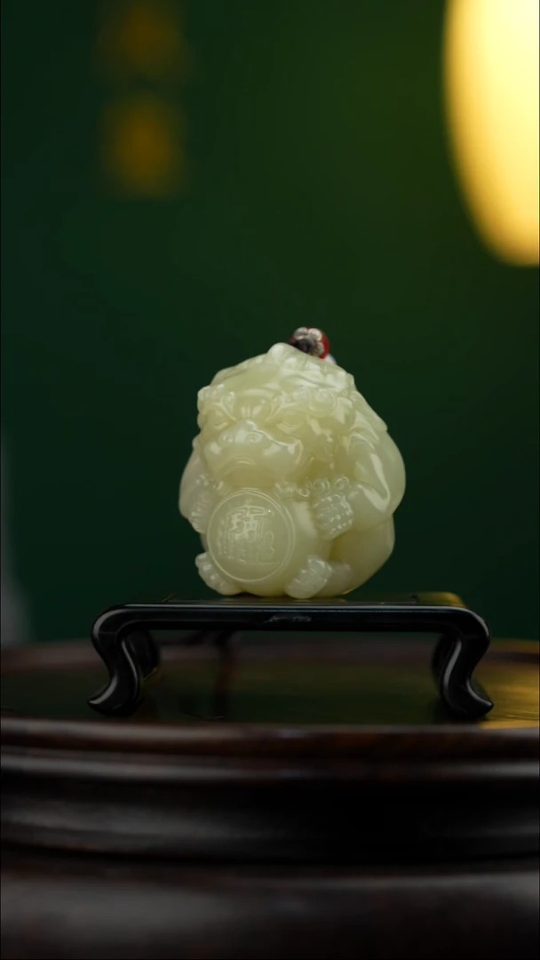 玉【貔貅抱球】天然玉石手把件