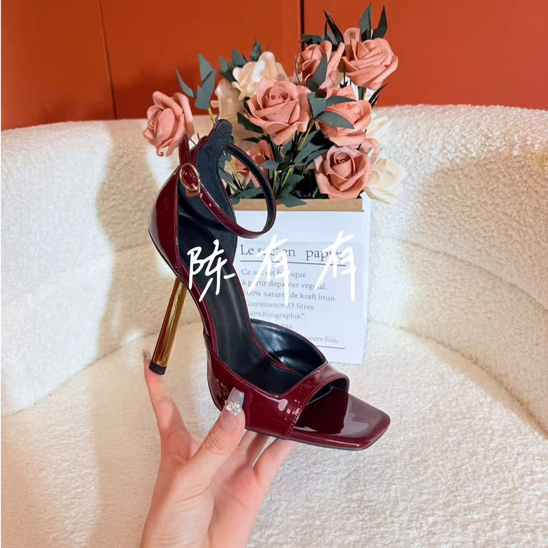 2025年经典一字带原创小金跟凉鞋细跟包边女鞋