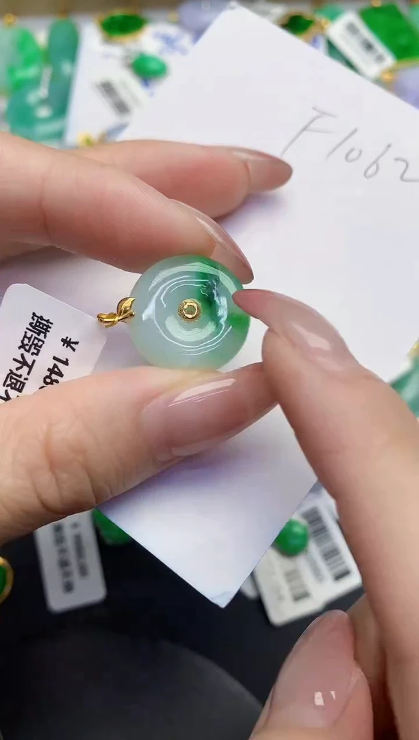 翡翠18K金镶嵌颈饰缅甸天然翡翠A货