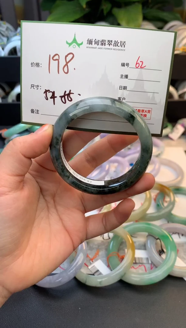 未镶嵌定制翡翠毛货需精细抛光+多人