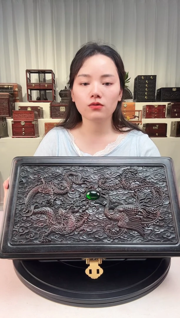紫檀木类端景台精雕龙盒