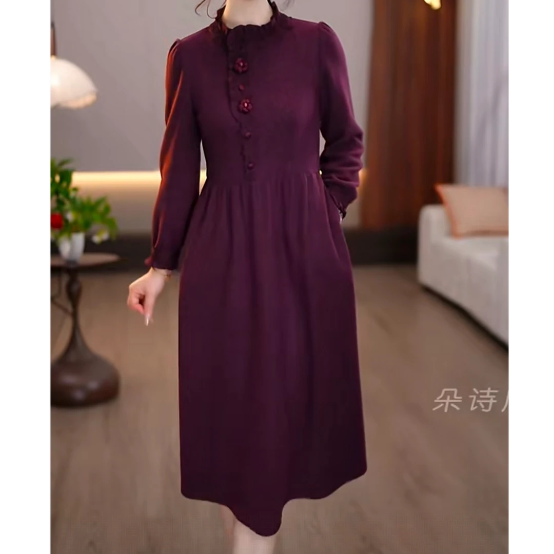 朵诗尼2025冬款紫红色精致花边点缀优雅气质显瘦复古中长款连衣裙