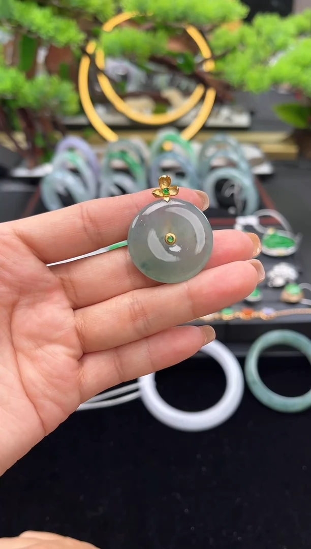 颈饰18K金镶嵌翡翠吊坠