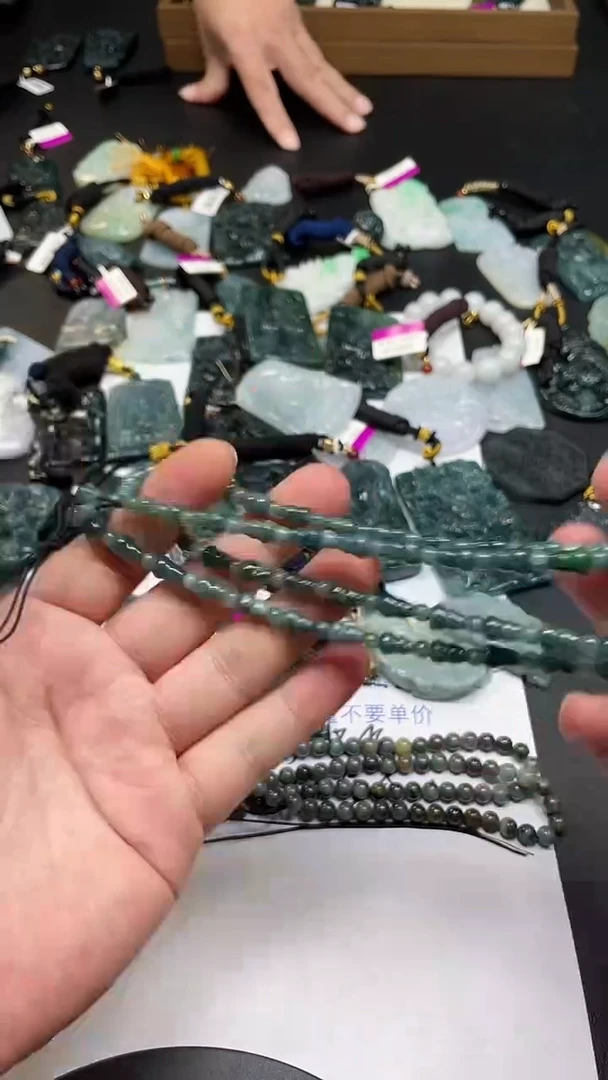 翡翠未镶嵌颈饰 多样性发其一