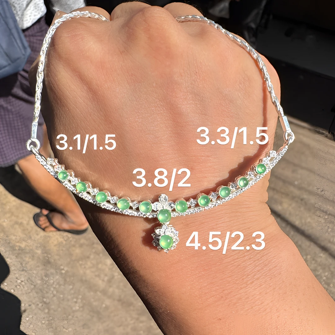 1128(小哪吒在源头)玻璃种翡翠炸光薄荷绿戒面12颗干净荧光足M200