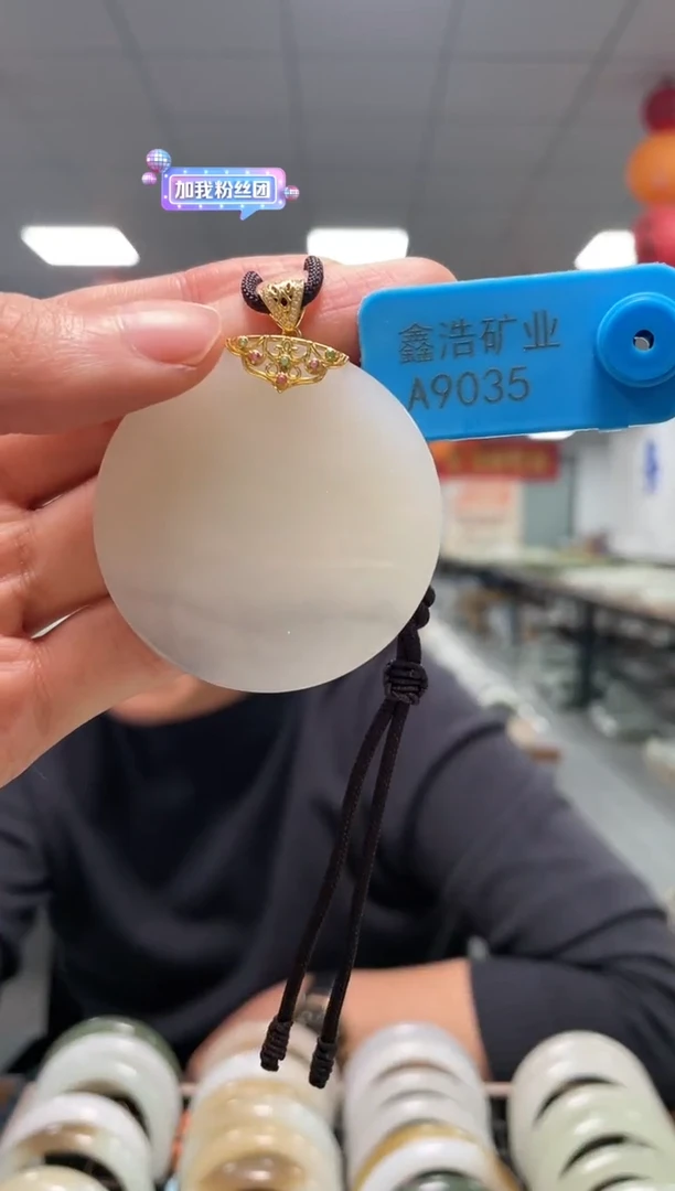 颈饰18K金镶嵌和田玉青花牌挂件一件A9035