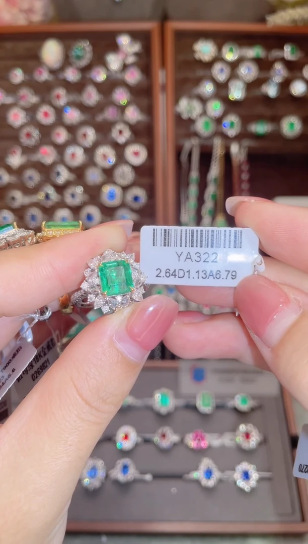 18K金镶嵌戒指祖母绿2.64ct