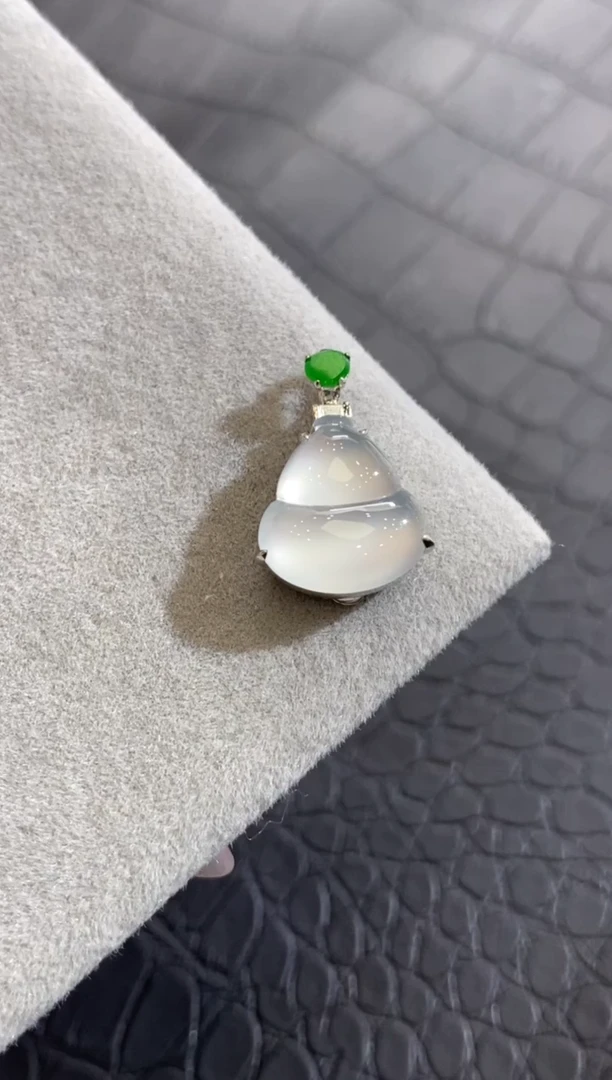 颈饰18K金镶嵌翡翠收到货48小时鉴赏期（超时不退不换）