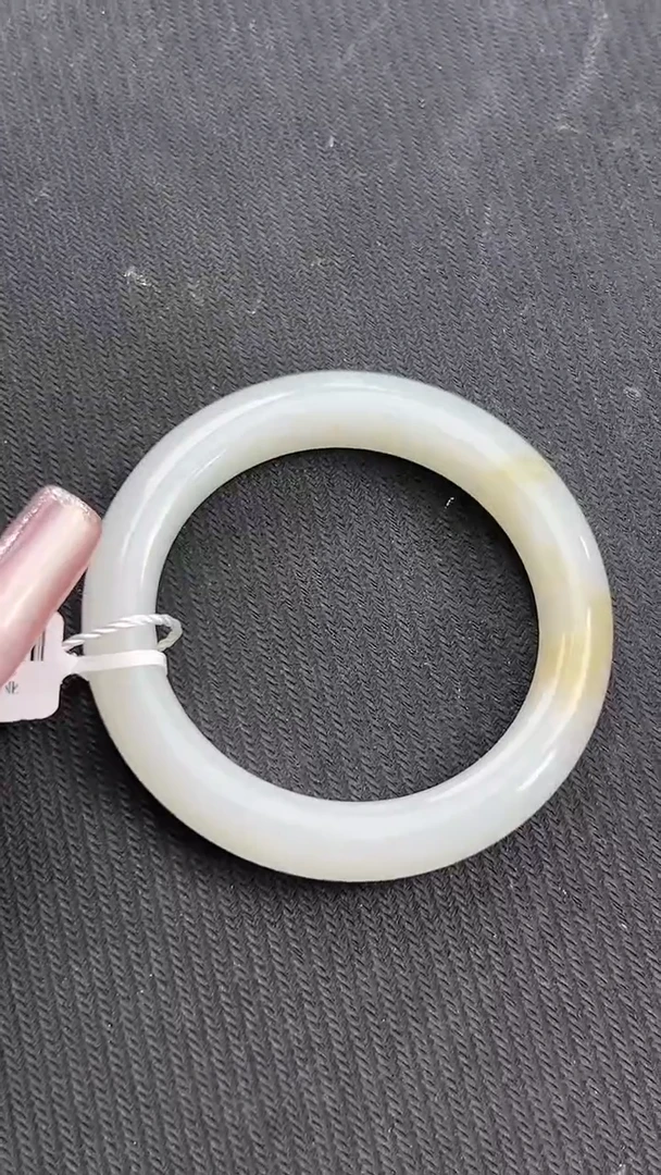 和田玉手镯未镶嵌且末近矿高青白手镯微色差