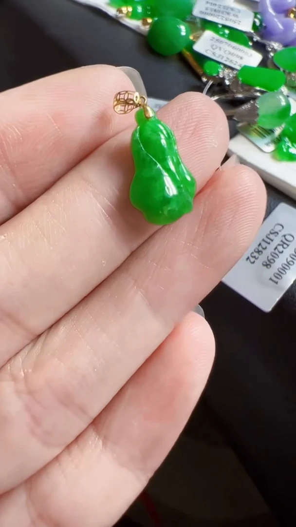 颈饰18K金镶嵌翡翠白菜