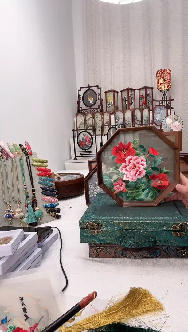 扇子苏绣作品手工摆台