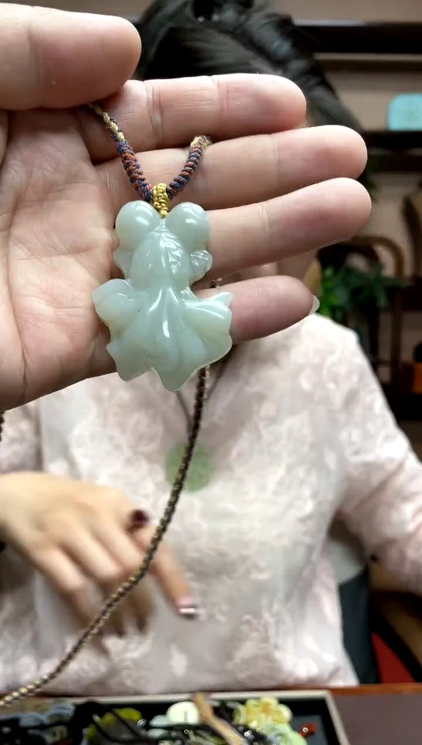 岫玉未镶嵌吊坠·