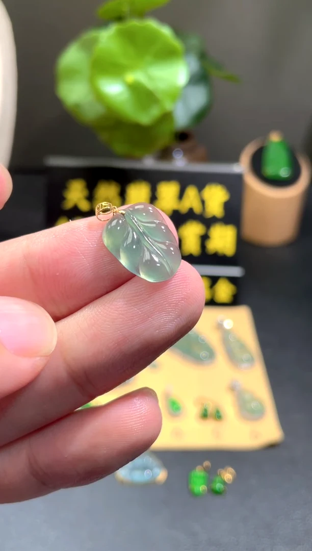 颈饰18K金镶嵌翡翠翡翠A货