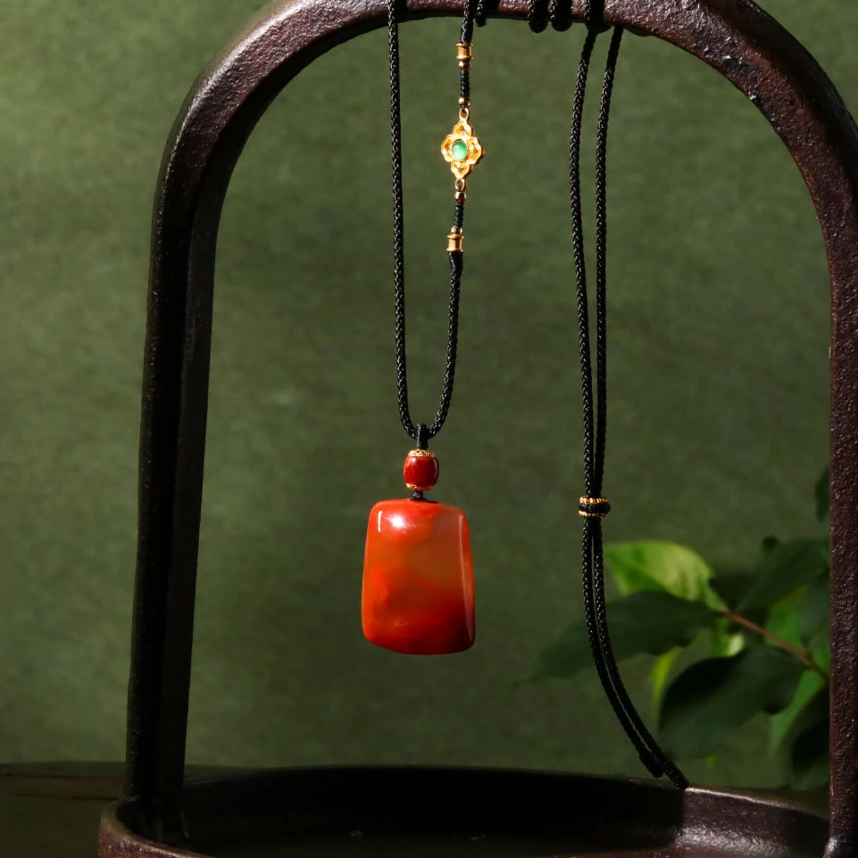 【意婵】《悦颜》18K金典藏级原矿牛血红南红无事牌项链-912529