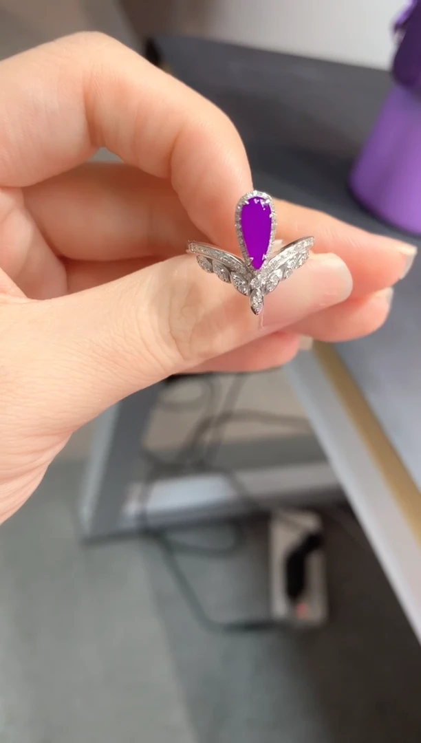 18K金镶嵌苏纪石（舒俱来）.戒指