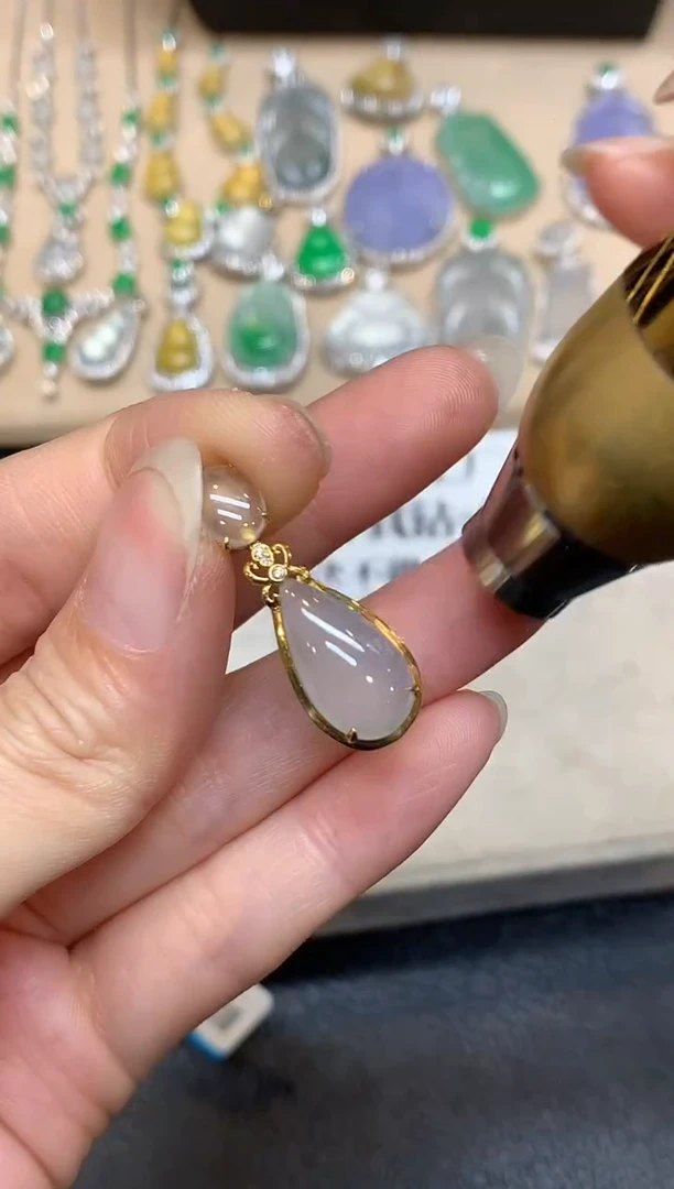 颈饰18K金镶嵌翡翠水滴【无服务费