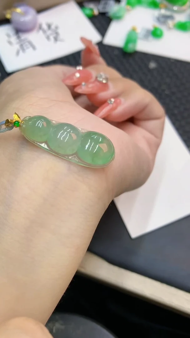 颈饰18K金镶嵌翡翠1