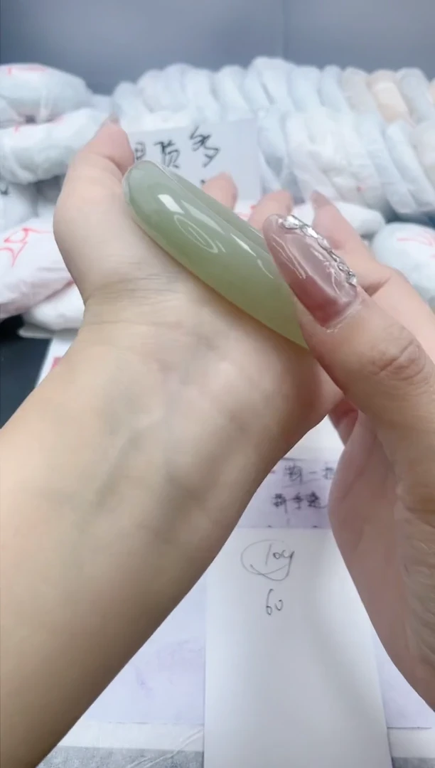 【闪购商品】石英质玉手镯未镶嵌109/60