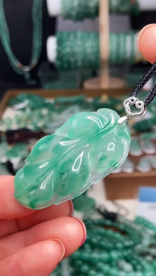 颈饰合金石英质玉（非洲翠）叶子