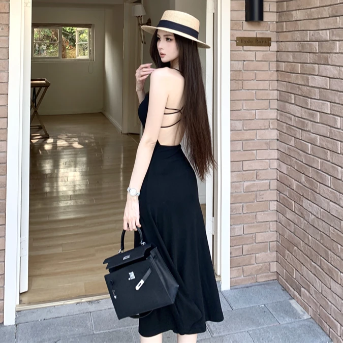 风情万种的名媛露背性感挂脖连衣裙辣妹黑色紧身显身材包臀中长裙