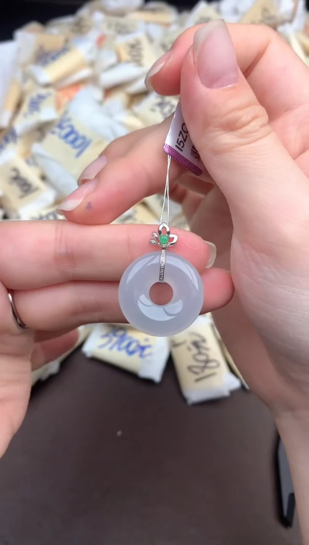 翡翠挂件18K金镶嵌一