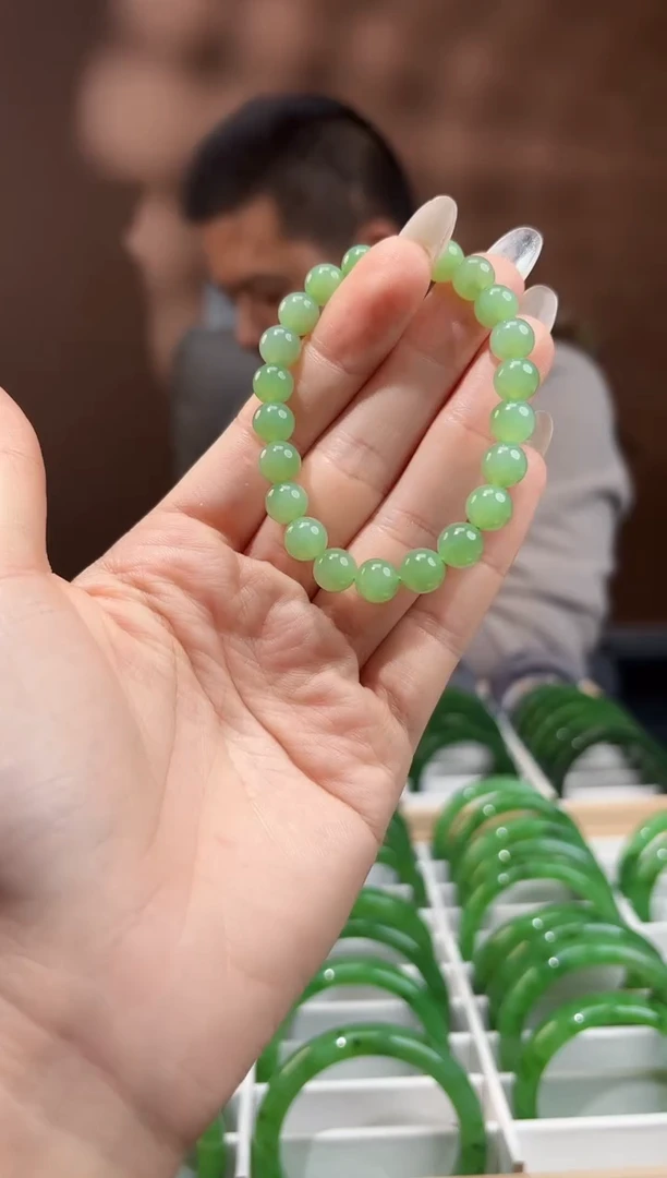 未镶嵌手串和田玉卡8乌兰海苹果绿圆珠