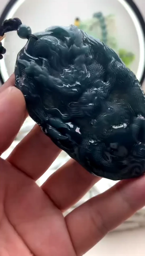 翡翠未镶嵌颈饰龙牌