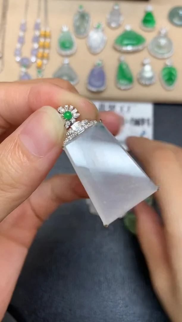 颈饰18K金镶嵌翡翠无事牌【无服务费