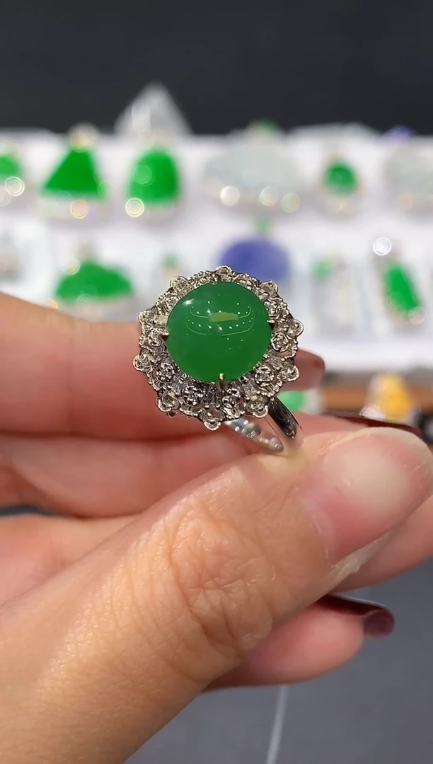 18K金镶嵌戒指翡翠多样性发其一