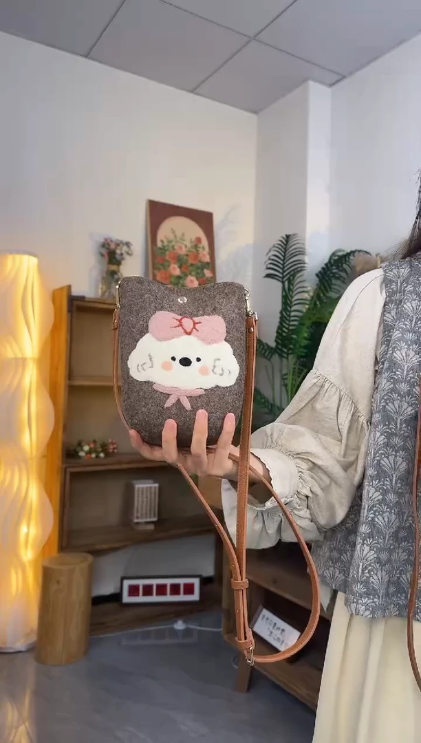 羊毛非遗纯手工包  手机包兔子