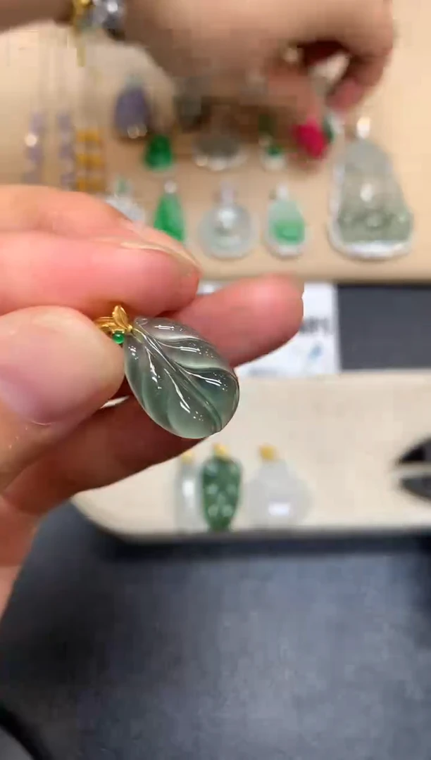 颈饰18K金镶嵌翡翠树叶【无服务费