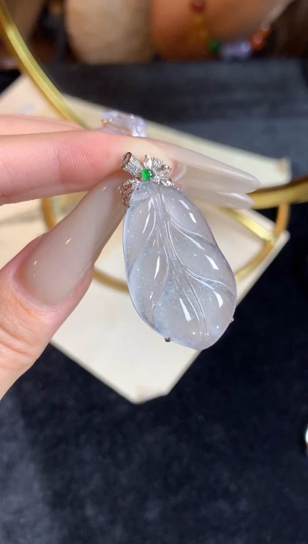 翡翠18K金镶嵌颈饰翡翠叶子