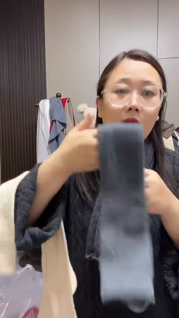 高筒过膝袜灰色的