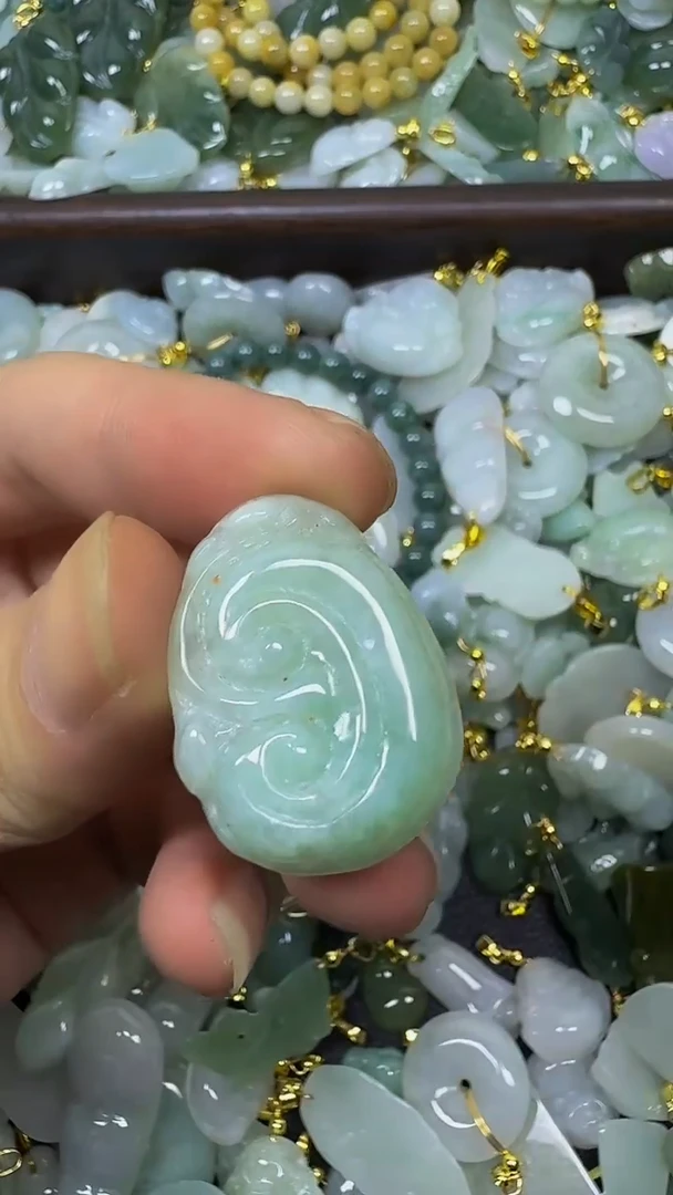 颈饰未镶嵌翡翠颈饰未嵌镶翡翠