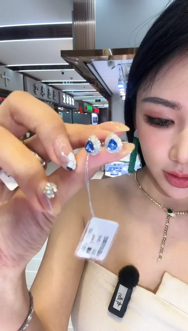 耳饰蓝宝石铂Pt950镶嵌1.30ct