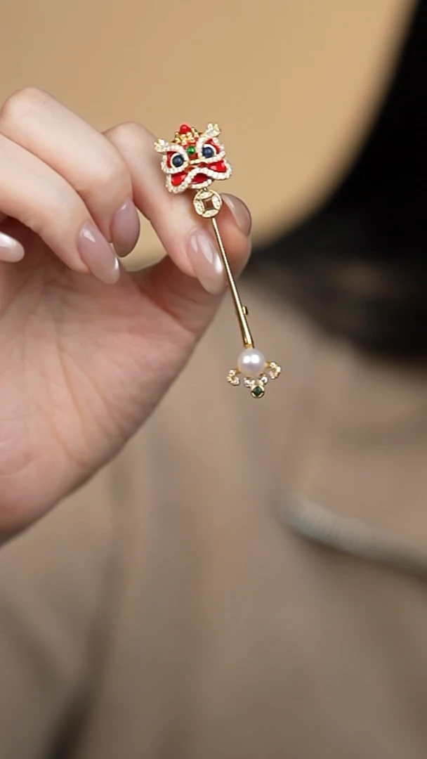 合金胸饰海水珍珠7-8akoya醒狮胸针