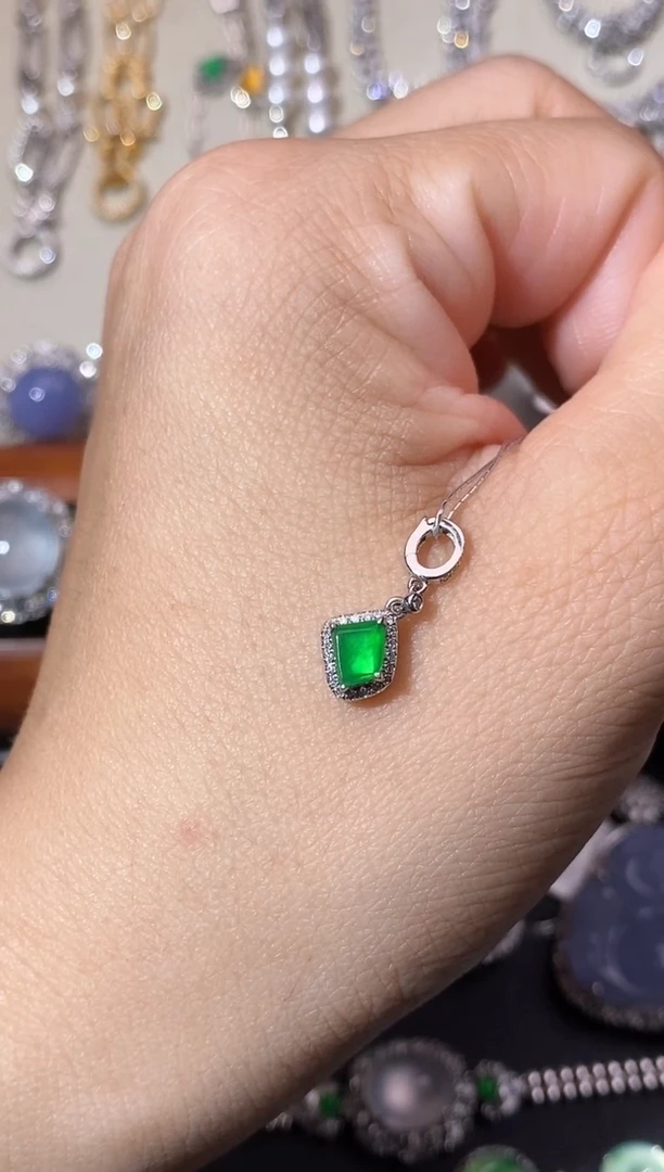 翡翠18K金镶嵌颈饰吊坠