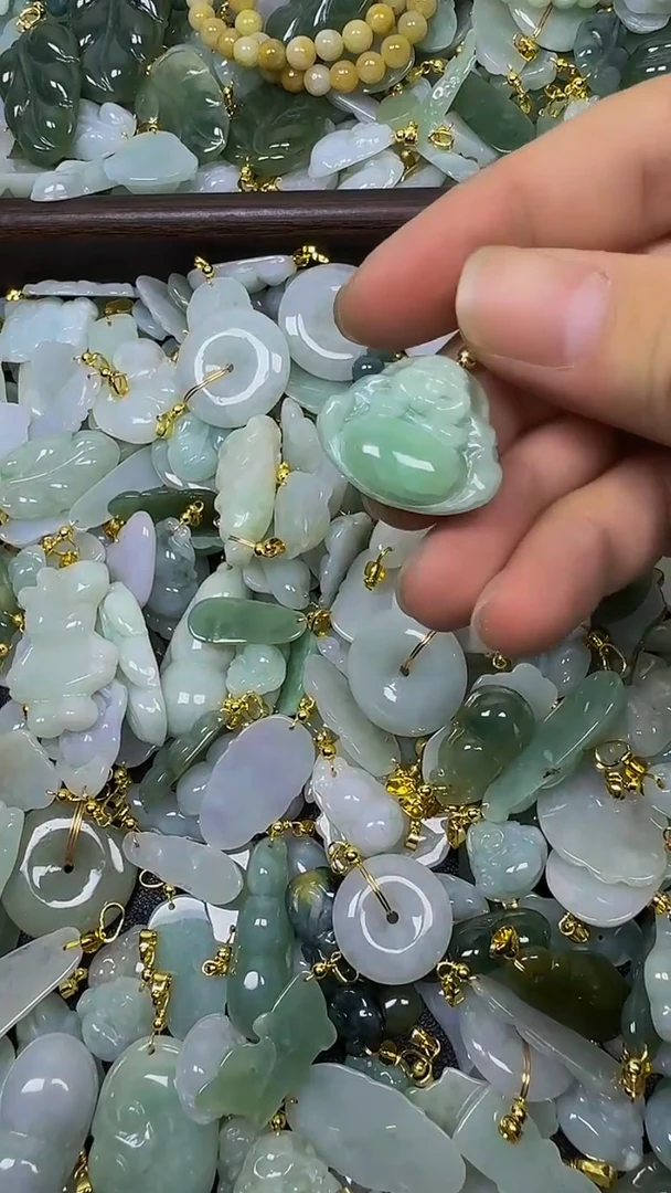 颈饰未镶嵌翡翠颈饰未嵌镶翡翠