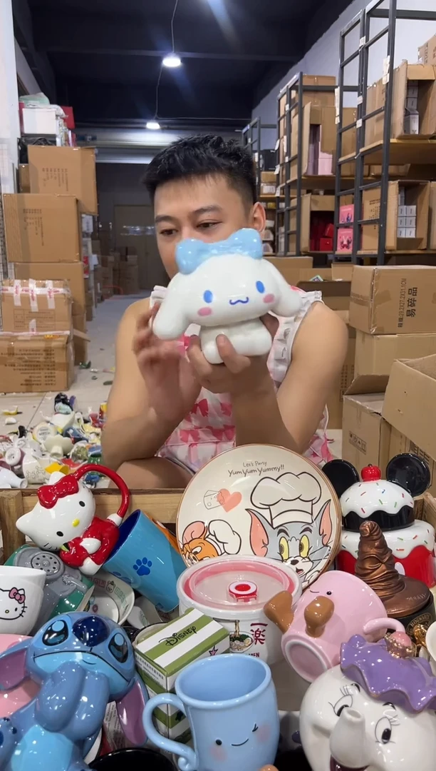 瓷片玉桂狗笔筒