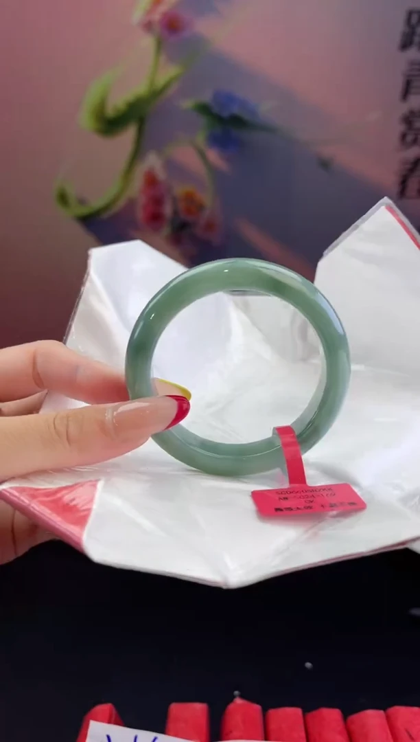 翡翠手镯未镶嵌翡翠手镯