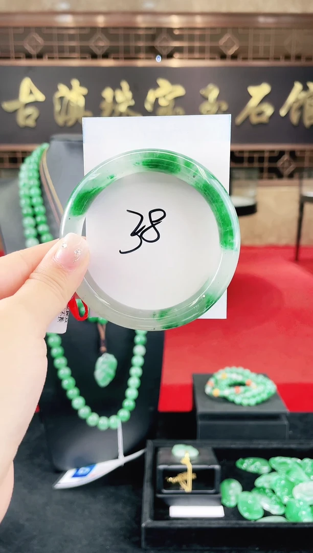 未镶嵌手镯石英质玉（非洲翠）微瑕一经发货运费不退介意勿拍