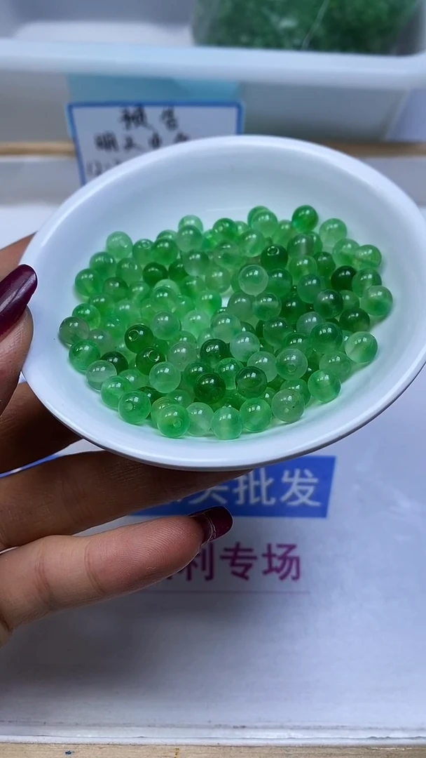 未镶嵌散珠石英质玉（非洲翠）M533 非 洲 翠6mm30个5.8元