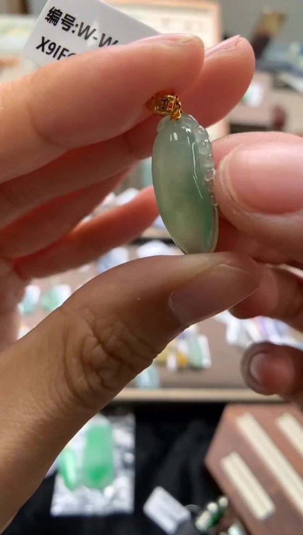 颈饰18K金镶嵌翡翠福瓜