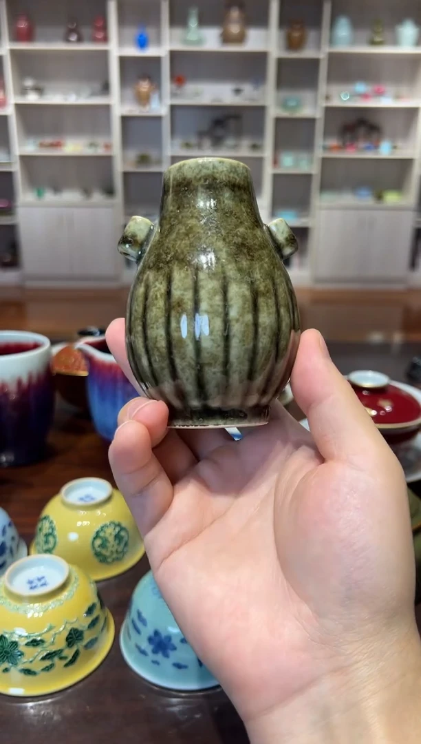 大*子倚云煮泉古玉釉瓜棱贯耳瓶