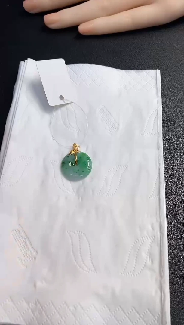 吊坠(不含链)18K金镶嵌翡翠虎***?平安扣