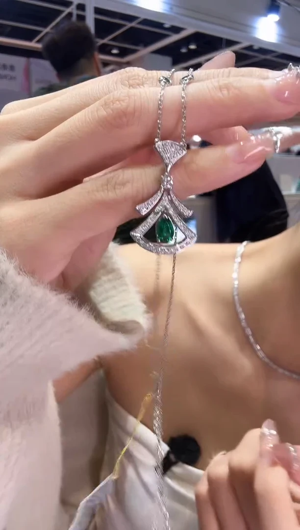 铂Pt950镶嵌项链钻石绿色裙子