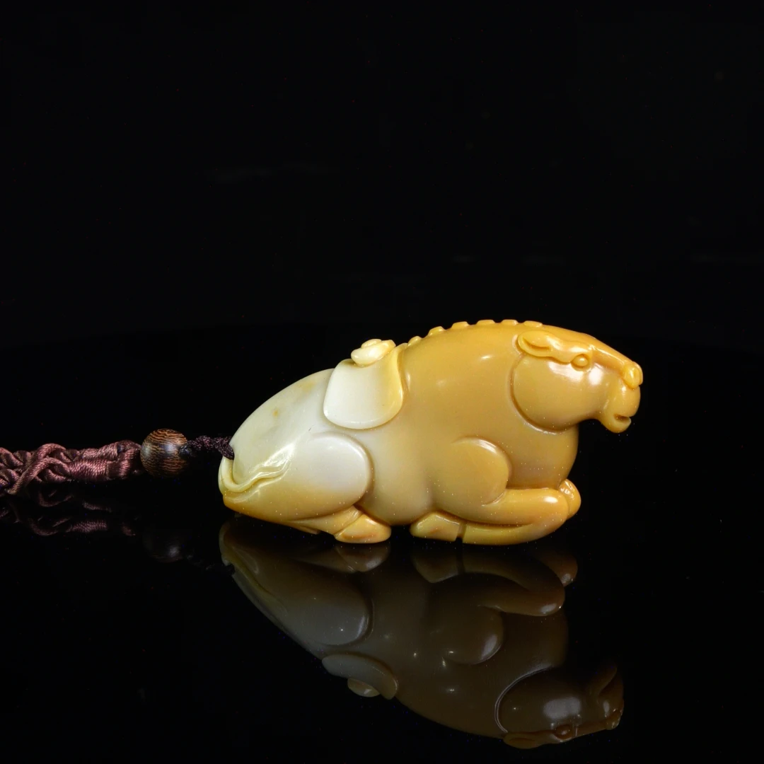 Lot.17.寿山石黄白芙蓉马上有财手把件125.6克8.5x2.5x4.3cm