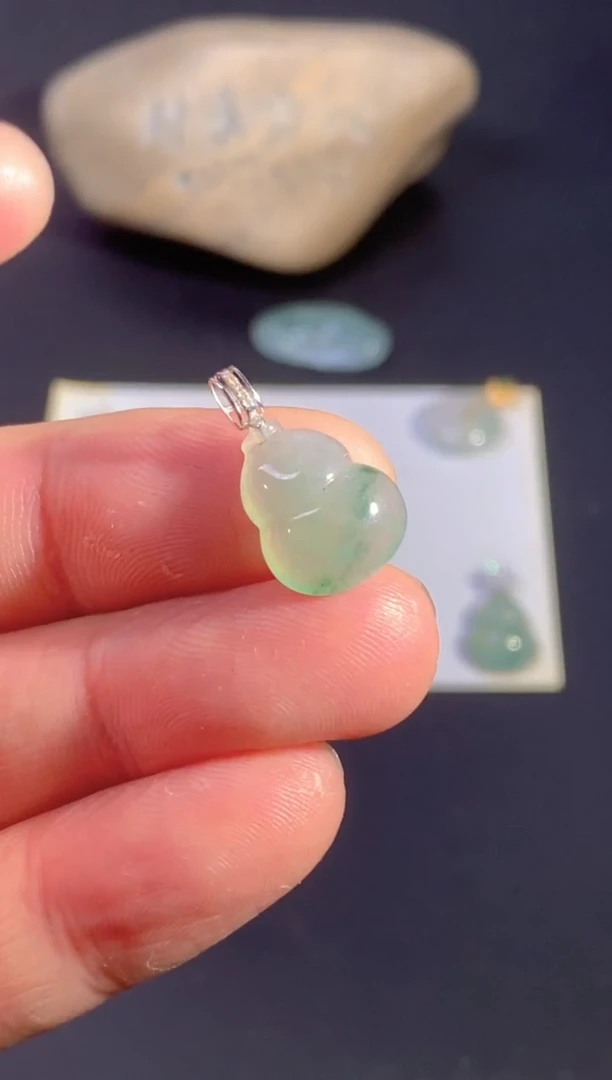 颈饰18K金镶嵌翡翠