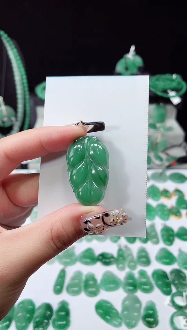 吊坠(赠链)未镶嵌石英质玉（非洲翠）3.25叶子