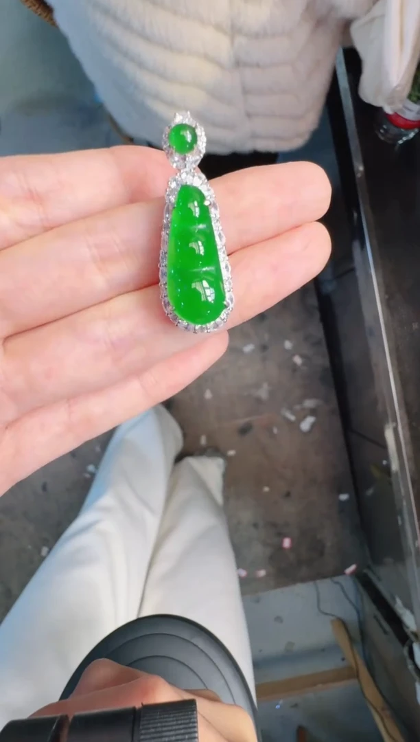 未镶嵌定制翡翠A货有轻微色差属于正常现象，豆子1